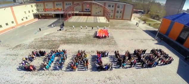 В Ачинске прошел массовый флешмоб, посвященный 71-й годовщине Победы в Великой Отечественной войне