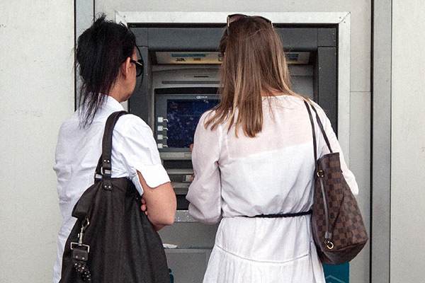 Обеднеть ради будущего. Экономический кризис в России потушат заморозкой зарплат