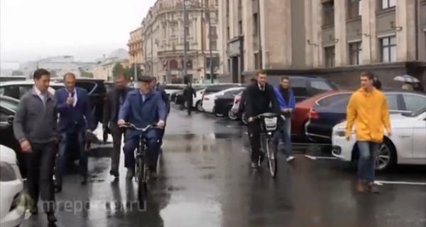 Жириновский приехал в Госдуму на велосипеде