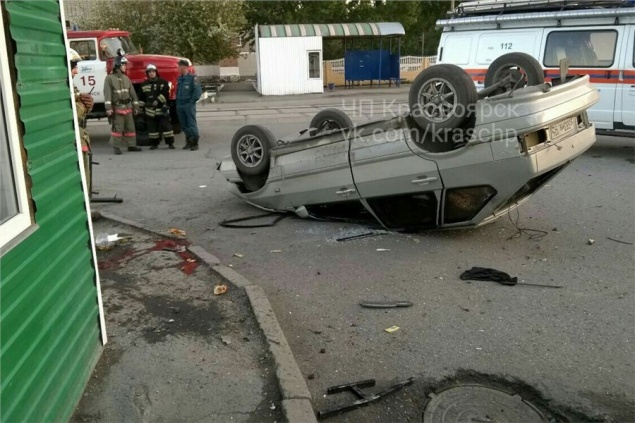В Ачинске ВАЗ врезался в павильон и перевернулся