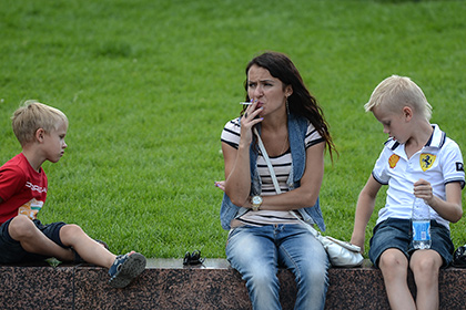 В России предложили запретить курение на глазах у детей