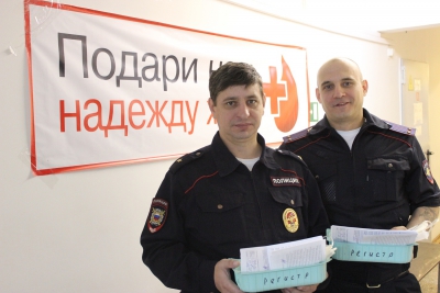 Ачинские полицейские в День защиты детей стали донорами