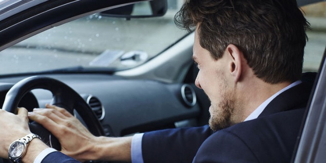 Опасное вождение столкнулось с препятствием