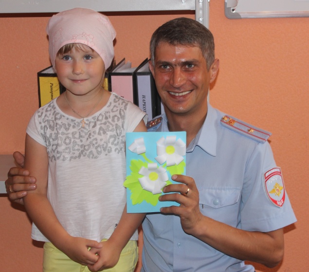 Сотрудникам полиции подарили ромашки