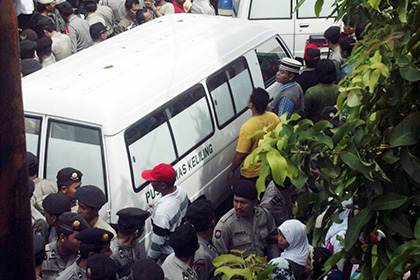 На пароме с туристами у острова Бали произошел взрыв