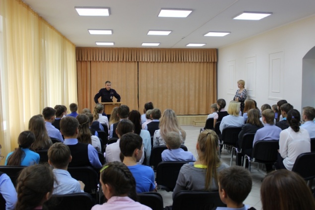 Стражи порядка Ачинска встретились со школьниками в рамках акции «Твоя пятерка безопасности»