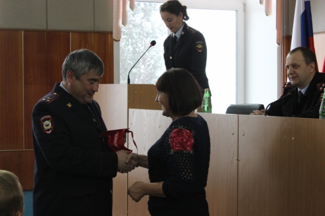 Начальник Управления организации общественного порядка вручил удостоверения ачинским народным дружинникам