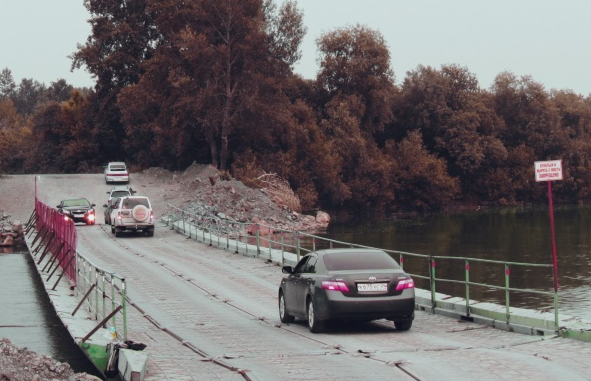 Прекращено движение автотранспорта по понтонной переправе через реку Чулым