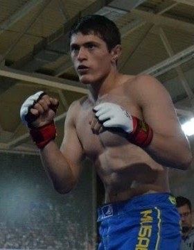 Россиянин отправил в тяжелый нокаут украинца на чемпионате Европы по ММА