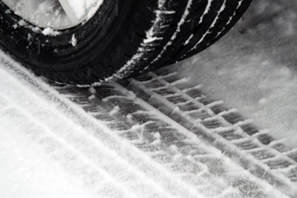 Госавтоинспекторы в Ачинске и общественность провели акцию «Каждой машине – по зимней шине»