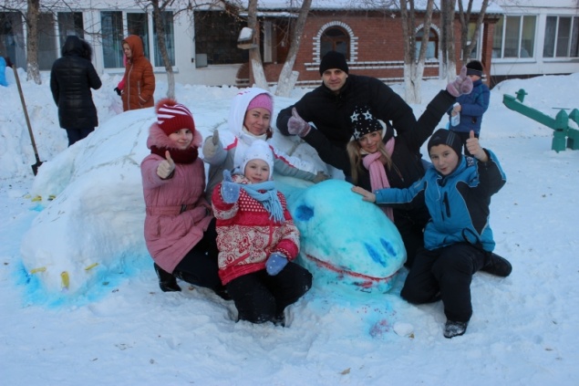 Сотрудники полиции в Ачинске построили снежный городок для воспитанников реабилитационного центра