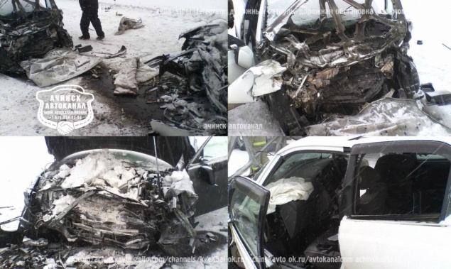 В лобовом столкновении под Ачинском погибли двое водителей