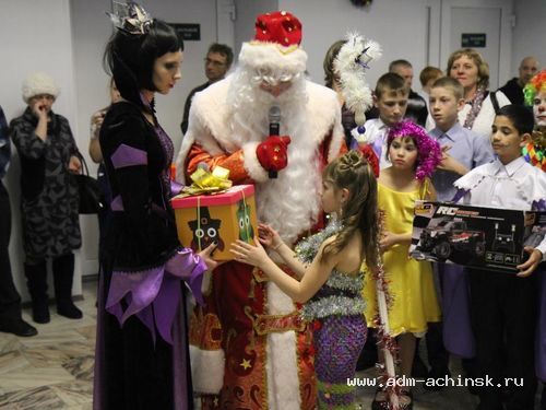 Более 70 нуждающихся детей получили подарки от Деда Мороза