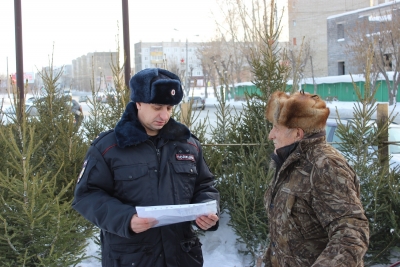 Ачинские полицейские проверили елочные базары