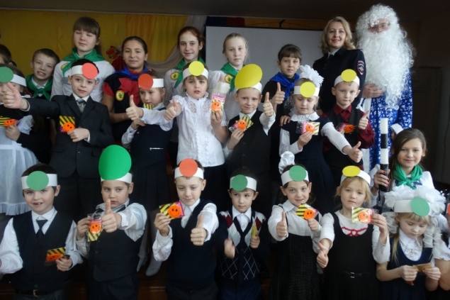 Полицейский Дед Мороз: В Ачинском районе полицейские вручили детям световозвращающие значки