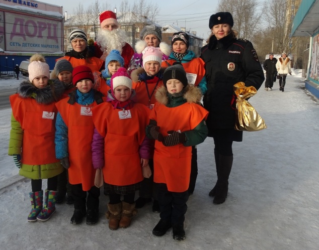 Юные ачинцы вместе с сотрудниками ГИБДД поздравили горожан с наступающим Новым годом