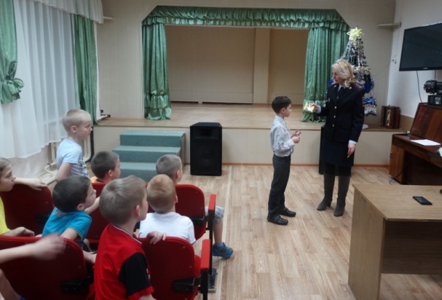 Госавтоинспекторы проводят уроки дорожной безопасности с детьми в новогодние праздники