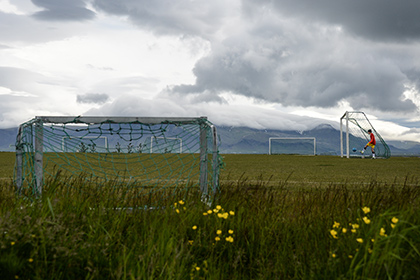Из-за падения футбольных ворот в Туве погиб школьник