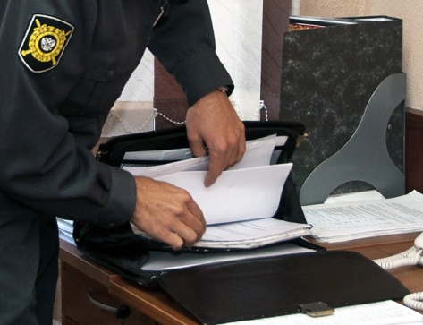 Двое в масках с ножом напали на бабушку с внуком и ограбили дом: забрали технику, постельное белье и собачий корм