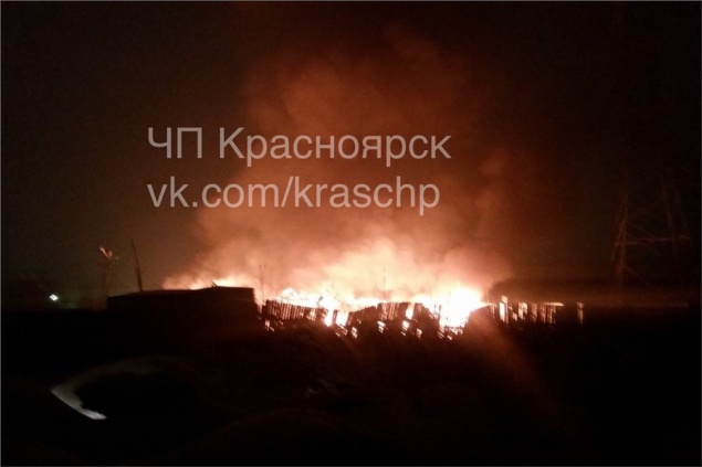 «Кто-то удачно починился»: в Красноярске сгорел автосервис с машинами