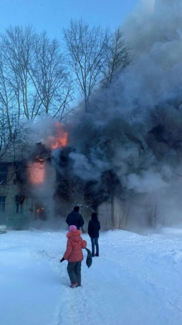 В Ачинске пожарные больше часа тушили пылающий бесхозный барак