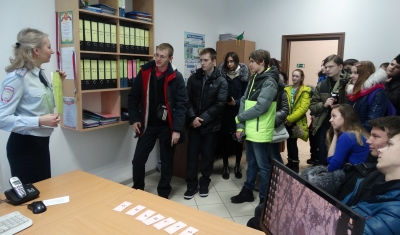 Ачинские школьники попробовали себя в роли госавтоинспекторов