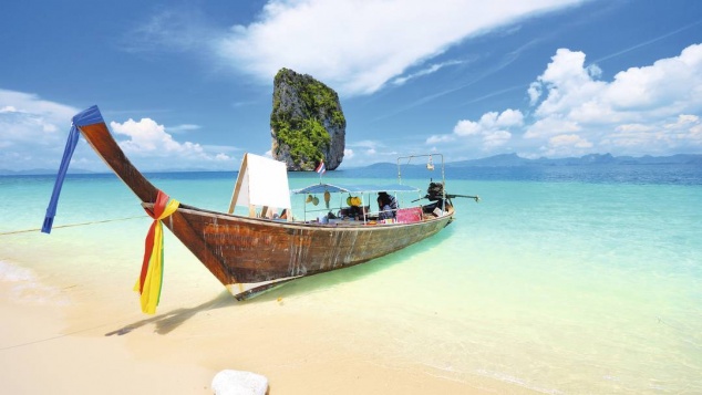 В Таиланде 20 туристов прыгнули в море из-за пожара на моторной лодке