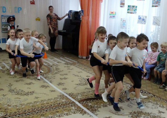 Госавтоинспекторы приняли экзамены у дошколят по ПДД