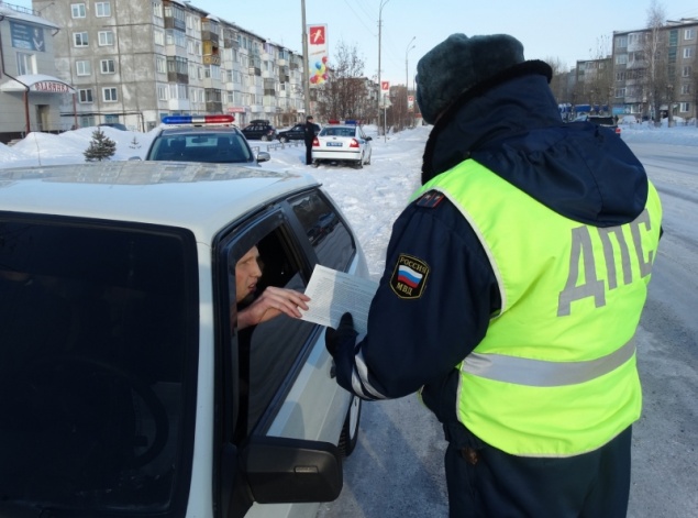 Дорожные полицейские в Ачинске разъясняют водителям преимущества пользования порталом госуслуг
