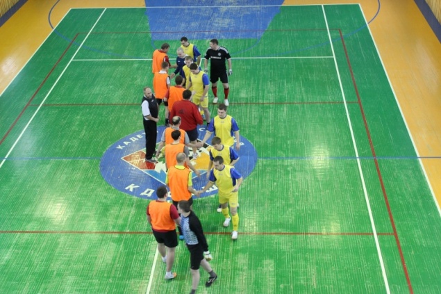 В Ачинске сотрудники полиции сыграли в футбол с преподавателями кадетского корпуса