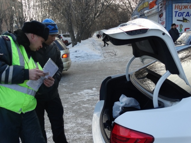 Сотрудники спецроты ДПС ГИБДД Красноярского края дежурят на дорогах Ачинска