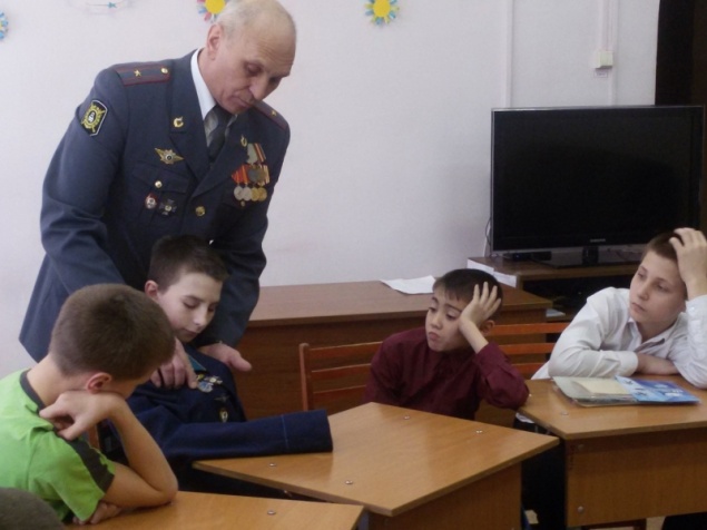 Автополицейские и воспитанники детского дома встретились с ветераном Госавтоинспекции