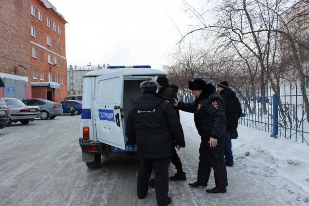 В Ачинске двое грабителей сняли с мужчины дубленку и забрали сотовый