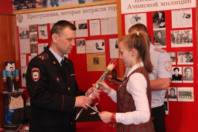 «8 марта в каждый дом»: Начальник МО МВД России «Ачинский» вручил паспорта гражданина Российской Федерации юным ачинкам