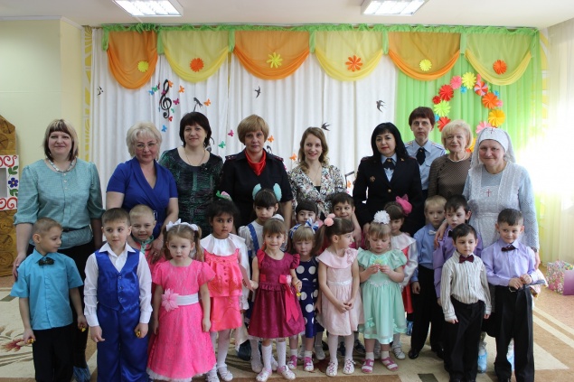 «8 марта в каждый дом»: Сотрудники полиции поздравили воспитанников подшефного детского дома «Солнышко» с праздником