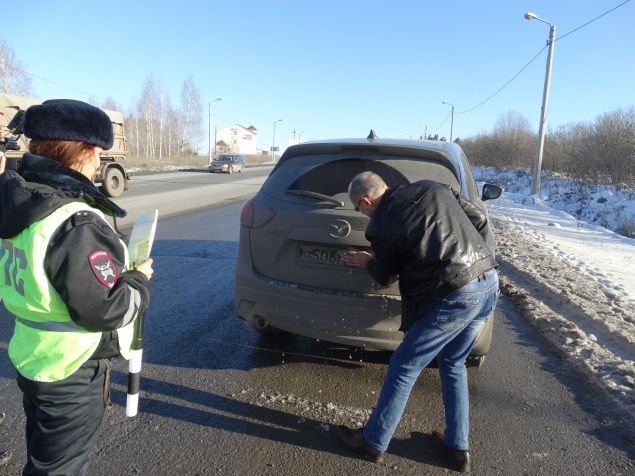 Дорожные полицейские в Ачинске ориентированы на выявление грязных номеров