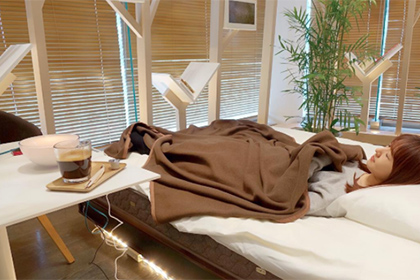 В Японии открыли кафе с кроватями для посетителей