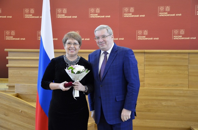 В преддверии Дня работника культуры Виктор Толоконский вручил деятелям культуры края государственные награды