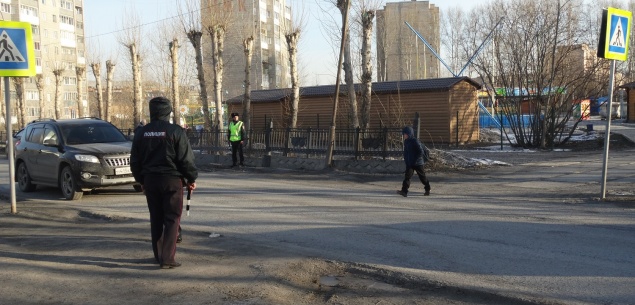 Автополицейские призывают водителей и пешеходов к внимательности в процессе дорожного движения