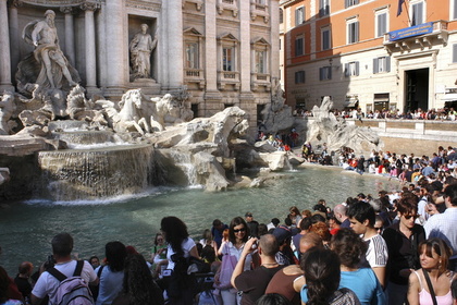 Туристы бросили в римский фонтан Треви 1,4 миллиона евро за год
