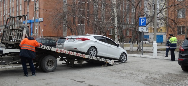 Автополицейские в Ачинске контролируют правила парковки транспортных средств