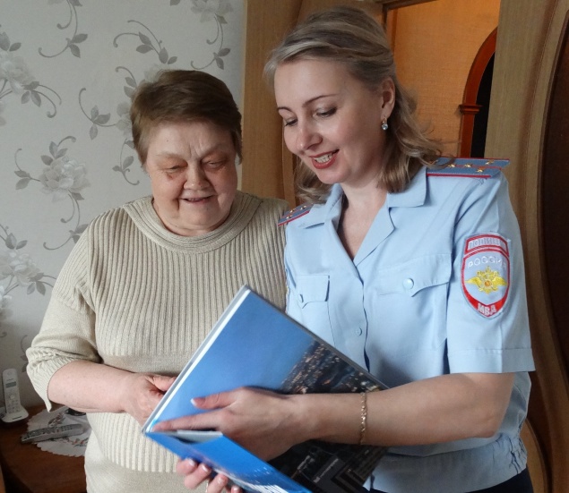 Сотрудники Госавтоинспекции и юные инспектора движения навестили ветеранов ГАИ