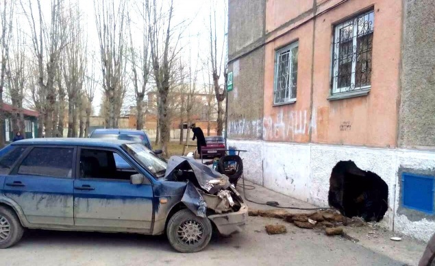 В Ачинске девушка на чужом автомобиле врезалась в стену дома