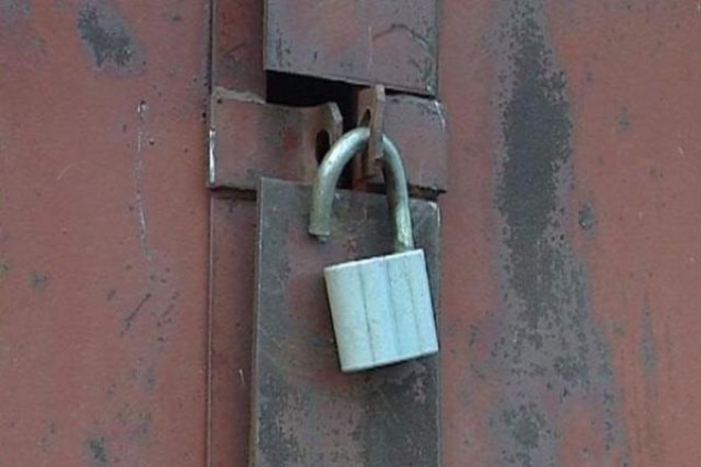 Ачинец пытался обокрасть гараж, сняв ворота: поймали на месте преступления