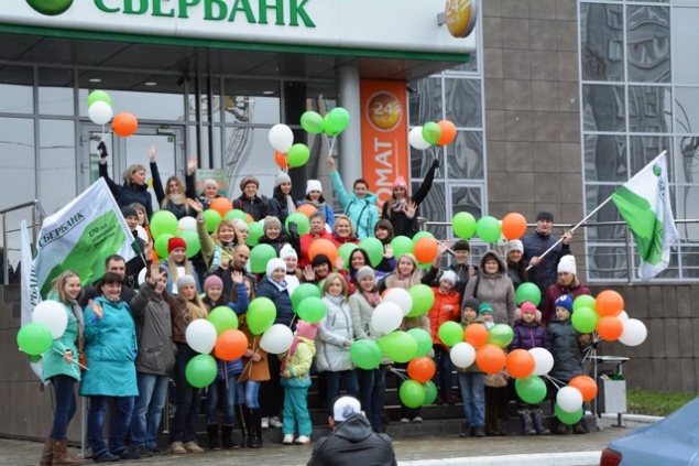 Более 5 тысяч горожан вышли сегодня в Ачинске на первомайскую демонстрацию