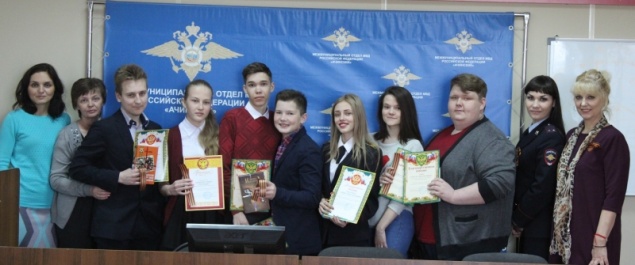 В МО МВД России «Ачинский» поощрили школьников за победу в профилактических проектах