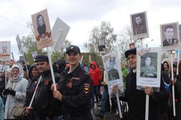 В Ачинске полицейские, ветераны ОВД и учащиеся правового класса приняли участие во Всероссийской акции «Бессмертный полк»