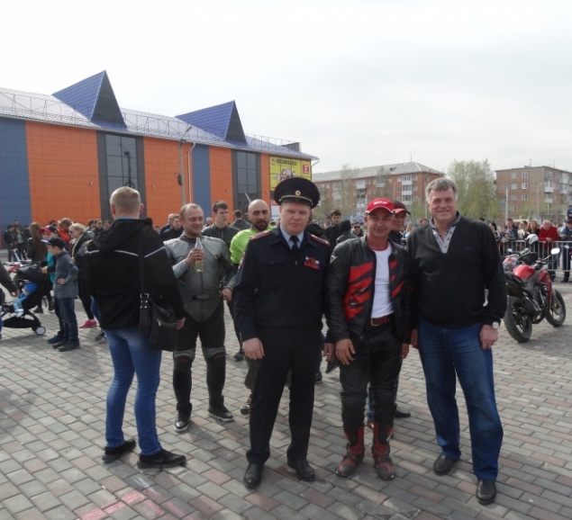 Автоинспекторы в Ачинске вместе с байкерами открыли мотосезон-2017