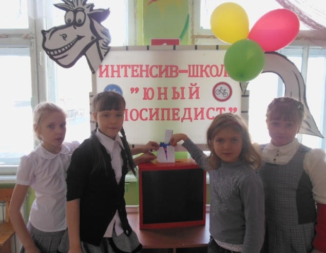 Госавтоинспекторы в Ачинске помогают постигать юным велосипедистам «Дорожную грамоту»