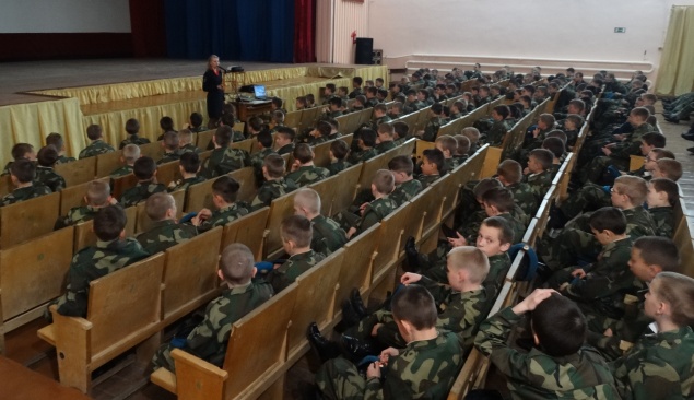 Ачинские полицейские проводят уроки дорожной безопасности с детьми в преддверии школьных каникул